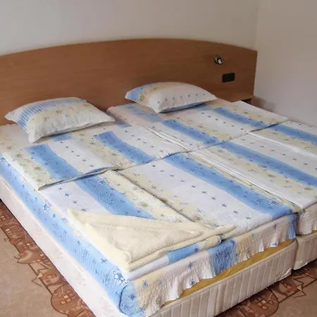Хотел Tihiqt Kat *
